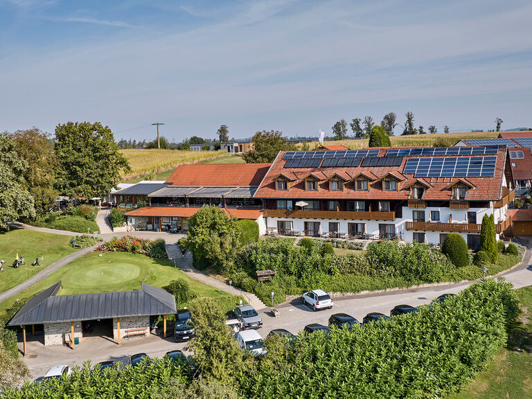 Aus der Vogelperspektive präsentiert sich das einladende Hotelgebäude des Hotel Anetseder in seiner ganzen Wohlfühlatmosphäre.