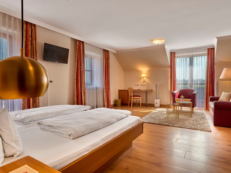 Ein einladendes und helles modernes Hotelzimmer im Hotel Anetseder in Niederbayern.