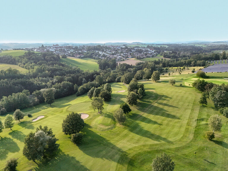 Die große Golfanlage des Hotel Anetseder in Niederbayern an einem schönen sonnigen Tag.