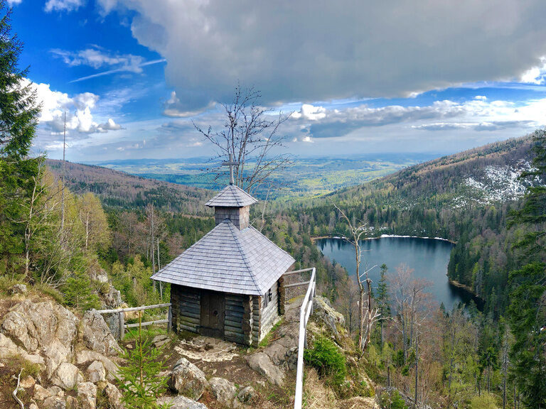 Ein malerischer Blick auf die Rachelkapelle im Nationalpark Bayerischer Wald mit See im Hintergrund