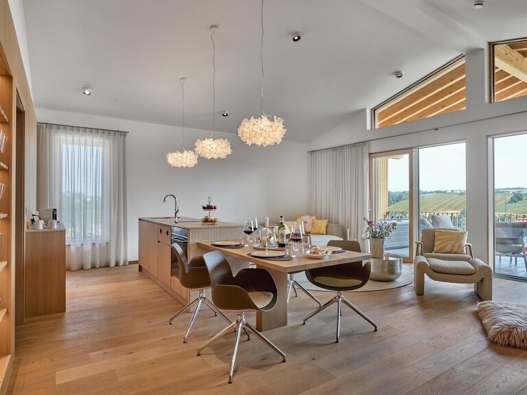 Die Spa Lofts im Hotel Anetseder begeistern mit stilvollen Wohnbereichen, die modernes Ambiente und Behaglichkeit perfekt vereinen.